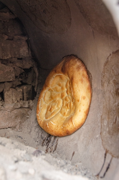 Le nan bien cuit dans le four à Ak Say au Kirghizistan 2012